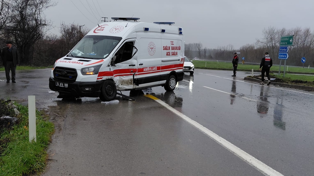 Ambulans ve işçi servisinin çarpıştı: 11 yaralı var