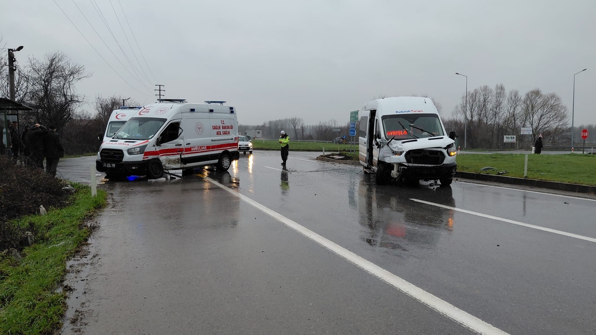 Ambulans ve işçi servisinin çarpıştı: 11 yaralı var