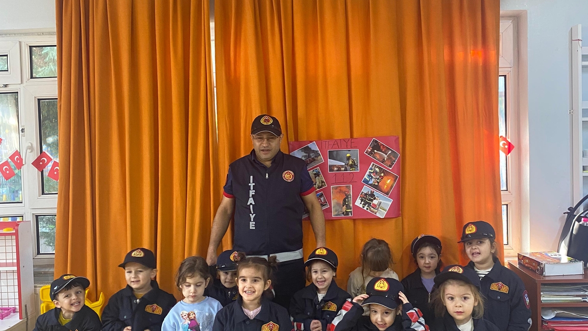 Anaokulu öğrencileri itfaiyeciliği tanıdı