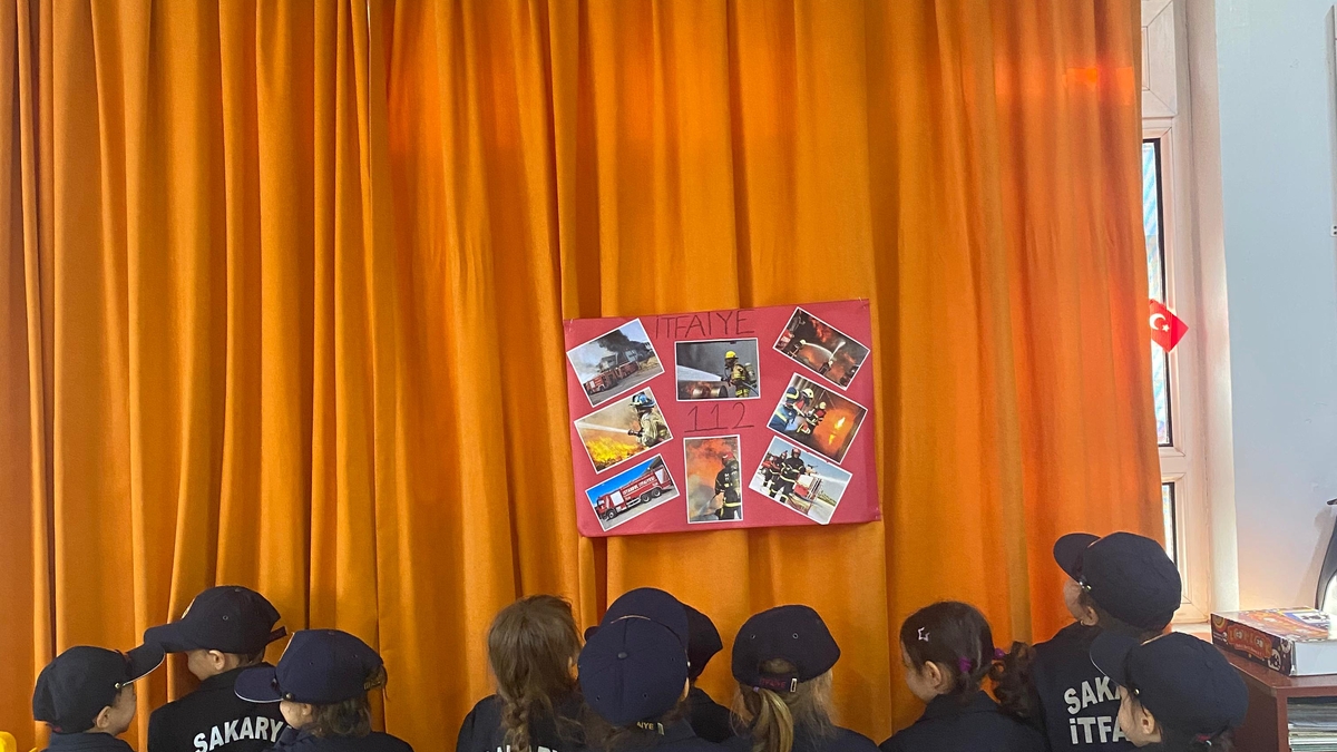 Anaokulu öğrencileri itfaiyeciliği tanıdı