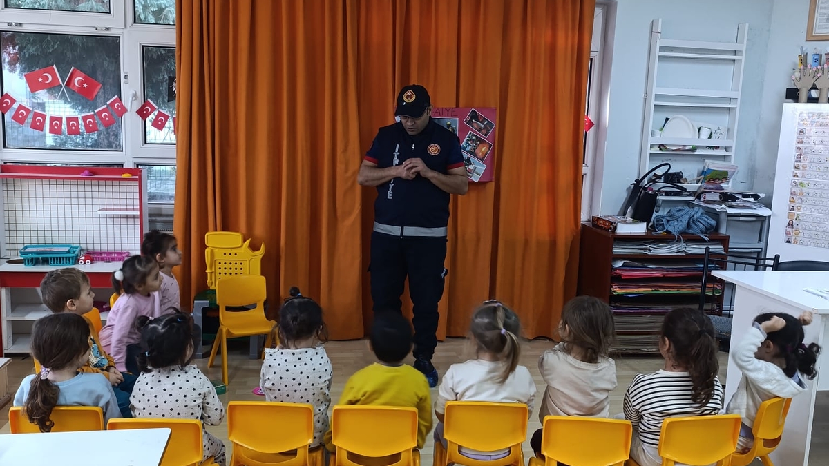 Anaokulu öğrencileri itfaiyeciliği tanıdı