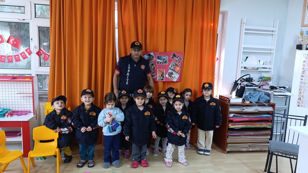 Anaokulu öğrencileri itfaiyeciliği tanıdı