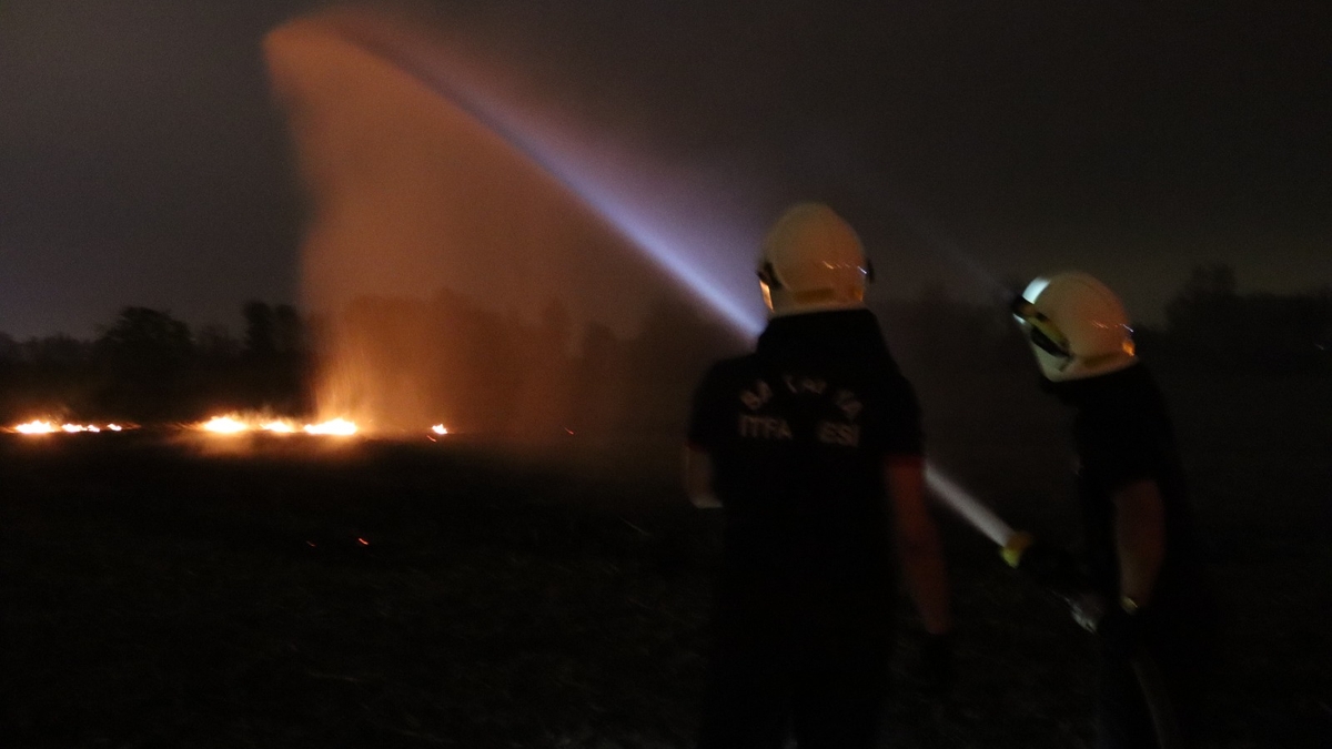 Anız yangınına itfaiye müdahale etti