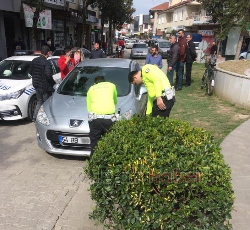 Annesine Araba Çarpan Genç Hırsını Alamayınca Ortalık Karıştı