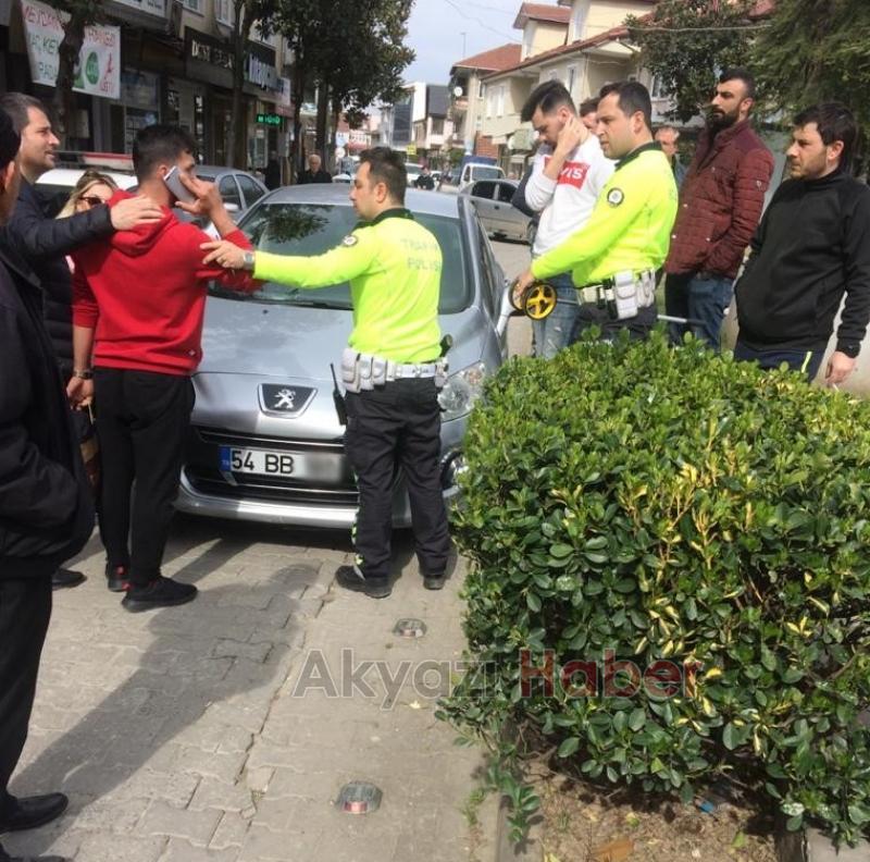 Annesine Araba Çarpan Genç Hırsını Alamayınca Ortalık Karıştı