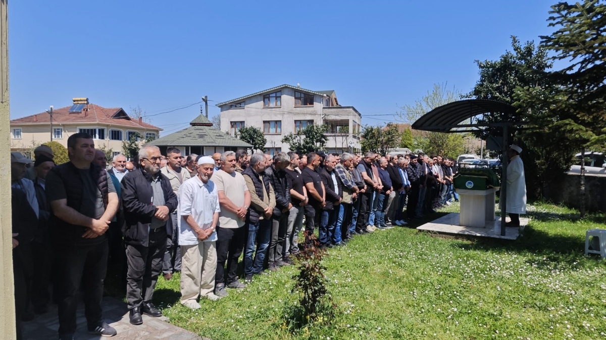 Annesinin yatağında ölü bulduğu gence acı veda