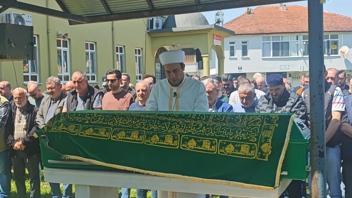 Annesinin yatağında ölü bulduğu gence acı veda