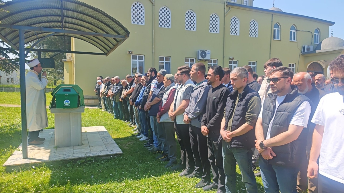 Annesinin yatağında ölü bulduğu gence acı veda