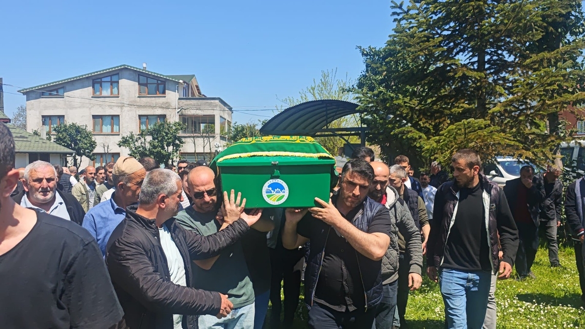 Annesinin yatağında ölü bulduğu gence acı veda