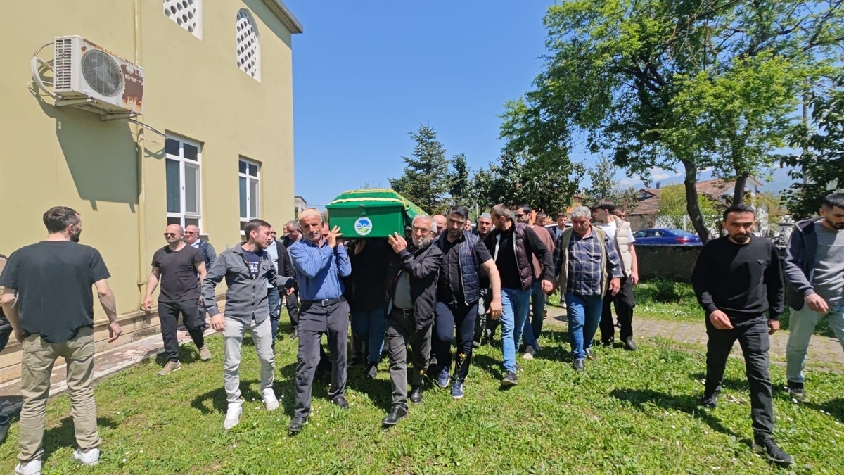 Annesinin yatağında ölü bulduğu gence acı veda