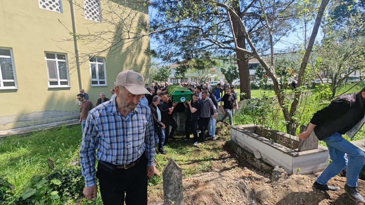 Annesinin yatağında ölü bulduğu gence acı veda