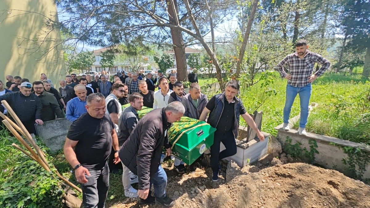 Annesinin yatağında ölü bulduğu gence acı veda