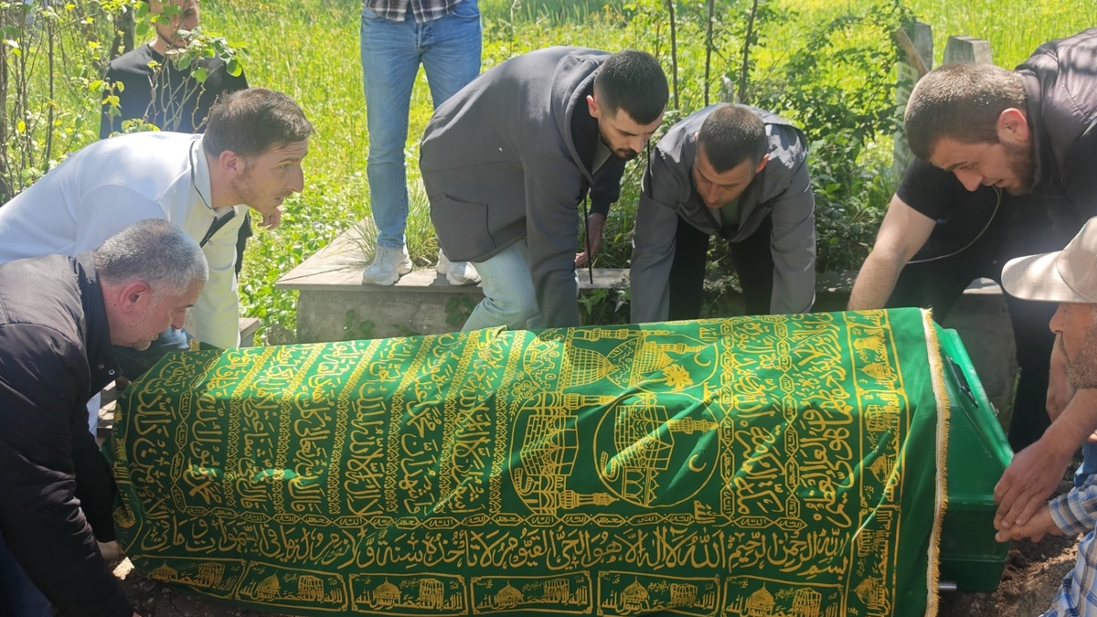 Annesinin yatağında ölü bulduğu gence acı veda