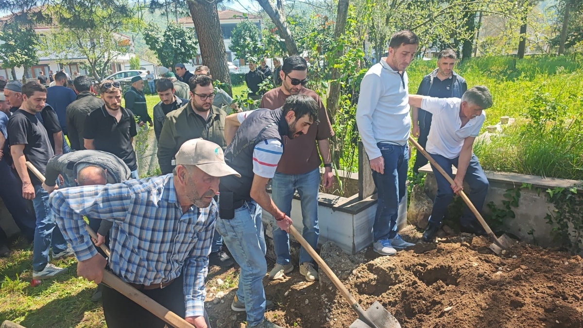 Annesinin yatağında ölü bulduğu gence acı veda