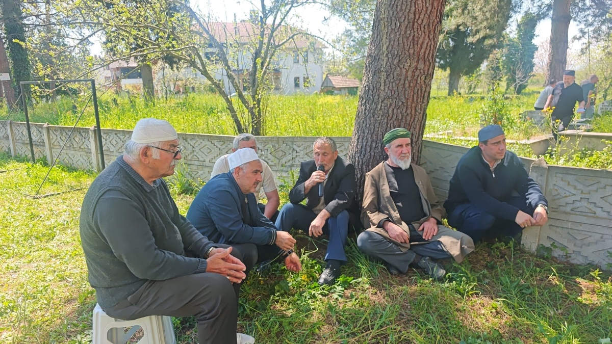 Annesinin yatağında ölü bulduğu gence acı veda