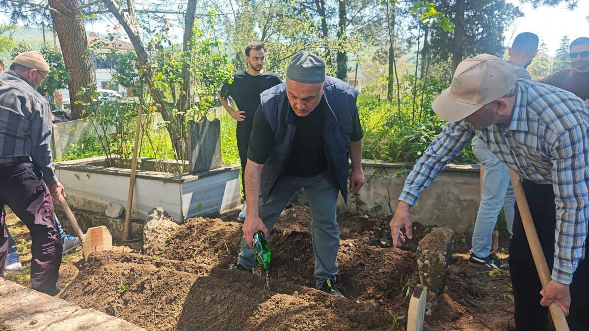 Annesinin yatağında ölü bulduğu gence acı veda