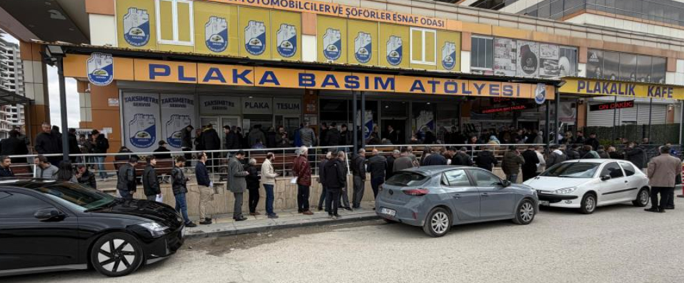 APP plaka değişiminde son gün; Ceza yememek için kuyruğa girdiler