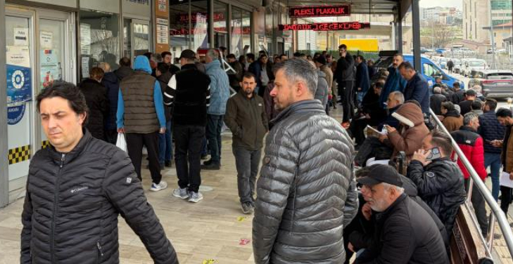 APP plaka değişiminde son gün; Ceza yememek için kuyruğa girdiler