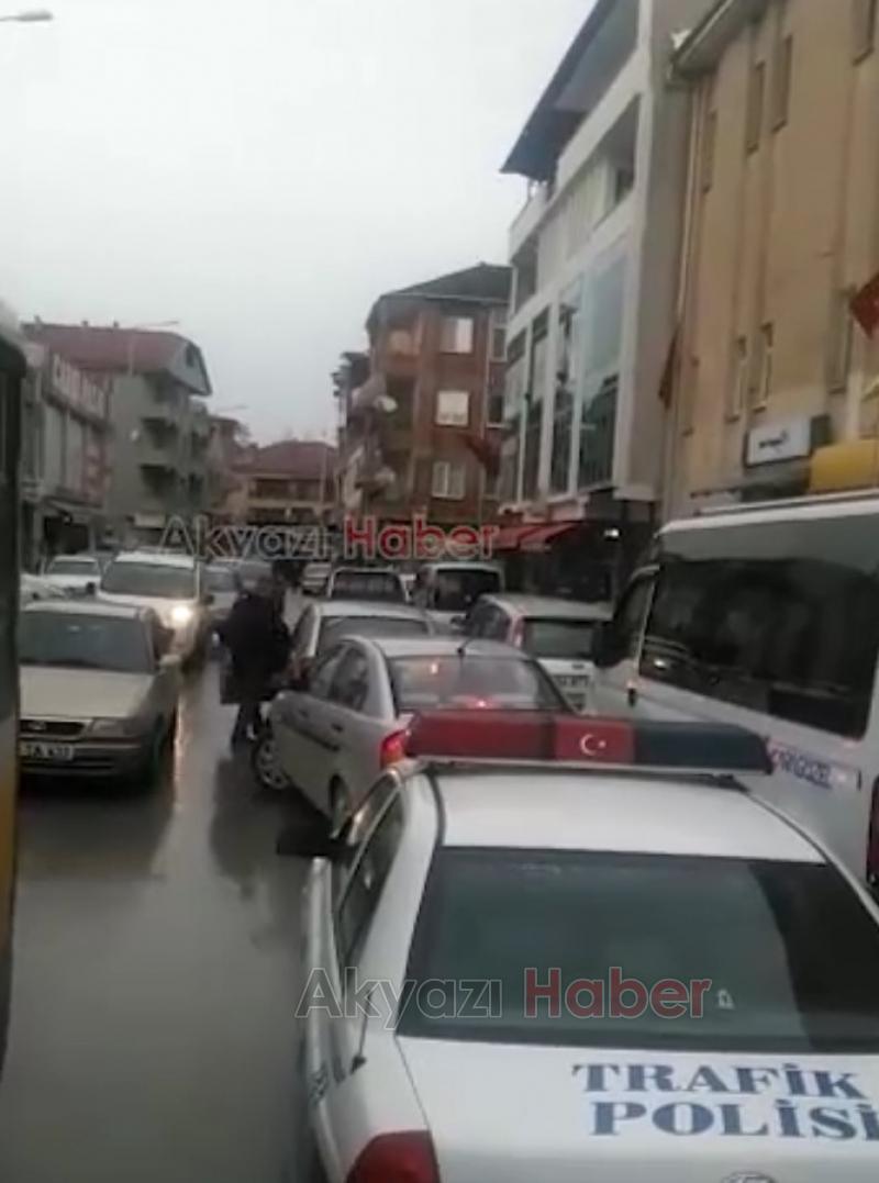 Araç sürücüleri yanlış park yüzünden trafiği kilitliyor