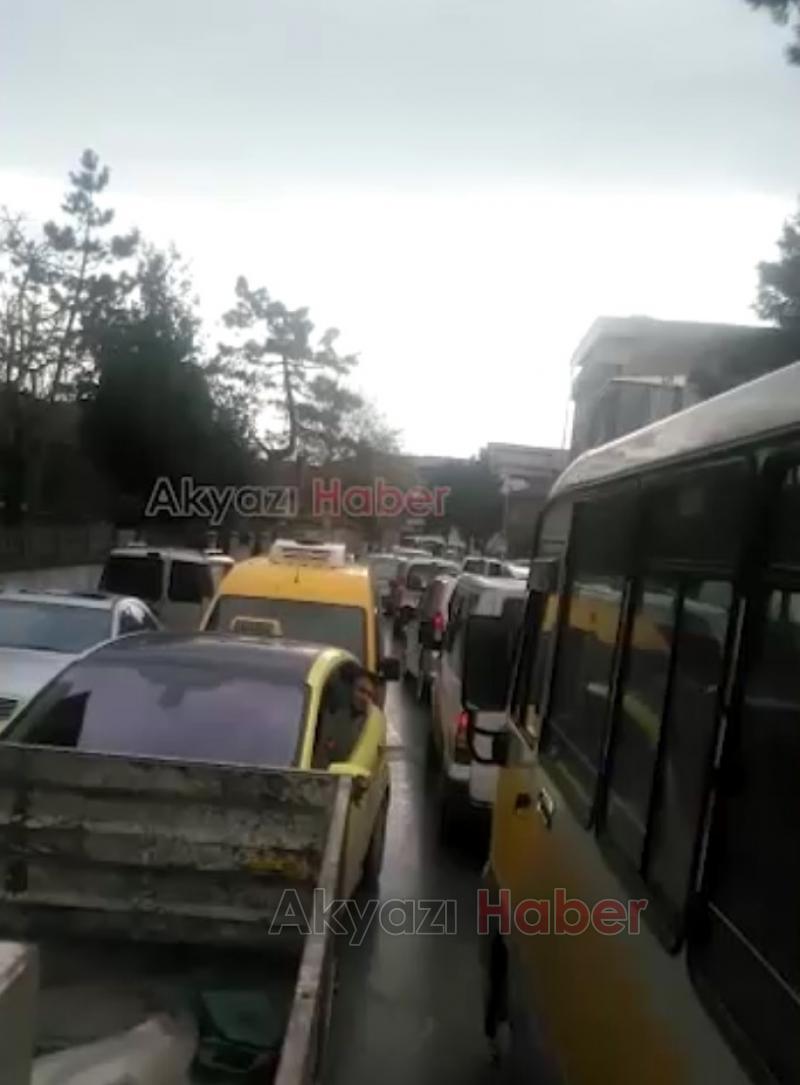 Araç sürücüleri yanlış park yüzünden trafiği kilitliyor