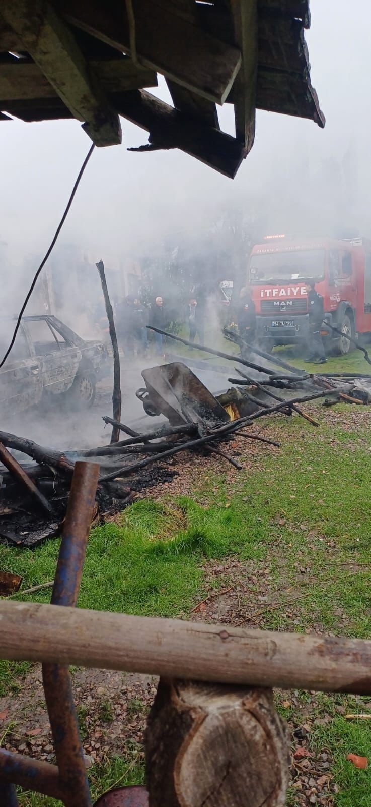 Araç yangını eve sıçradı
