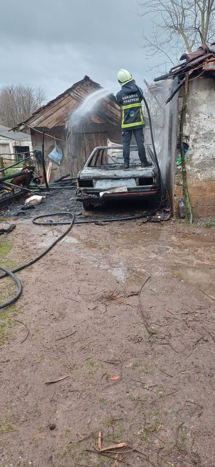 Araç yangını eve sıçradı