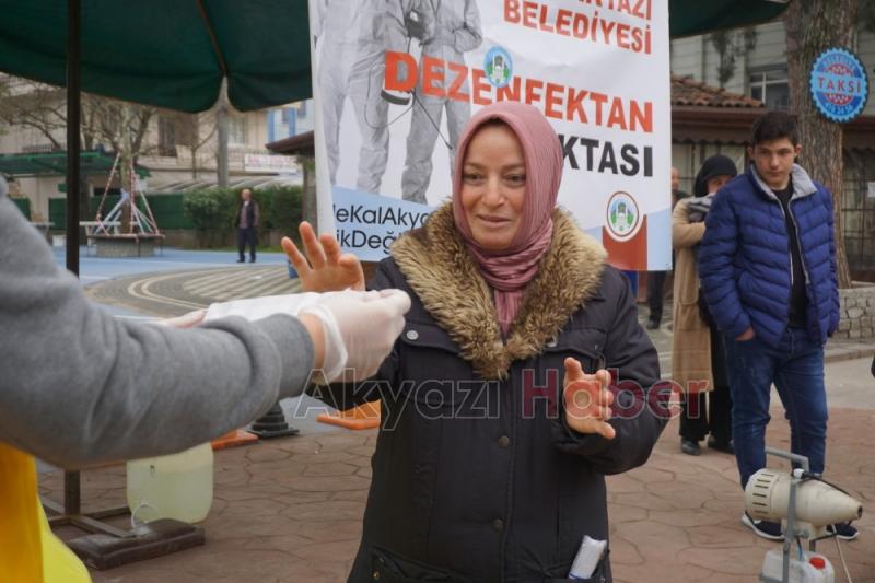 Aracını Dezenfekte etmeye gelenlere maske dağıtılıyor
