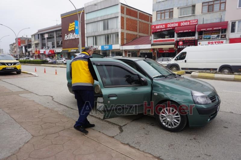 Aracını Dezenfekte etmeye gelenlere maske dağıtılıyor