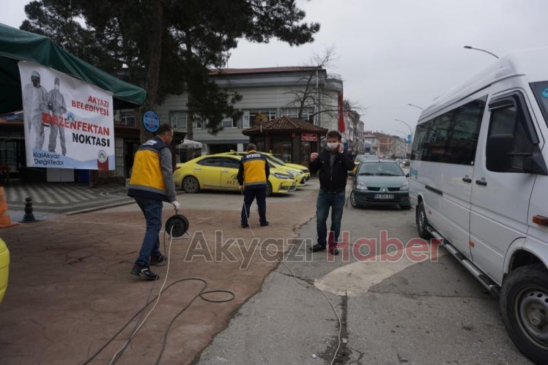 Aracını Dezenfekte etmeye gelenlere maske dağıtılıyor