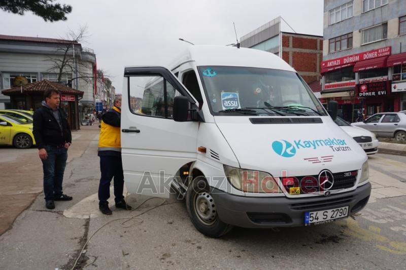 Aracını Dezenfekte etmeye gelenlere maske dağıtılıyor