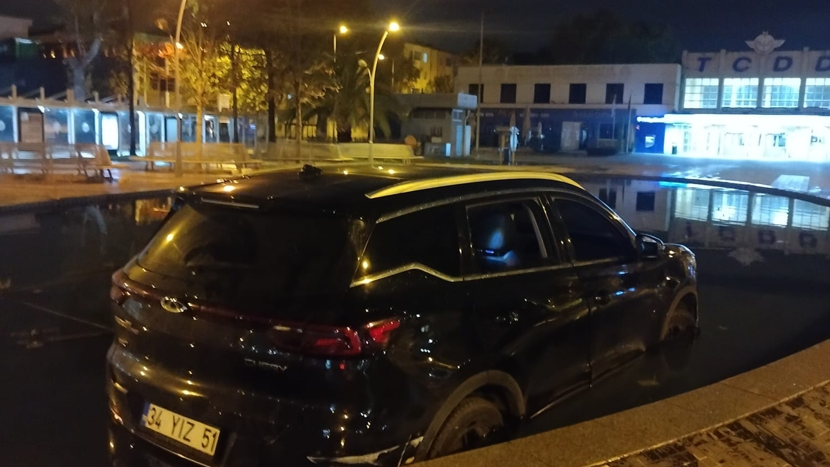 Araçla süs havuzuna girdi, navigasyonu suçladı