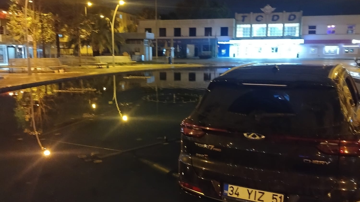 Araçla süs havuzuna girdi, navigasyonu suçladı