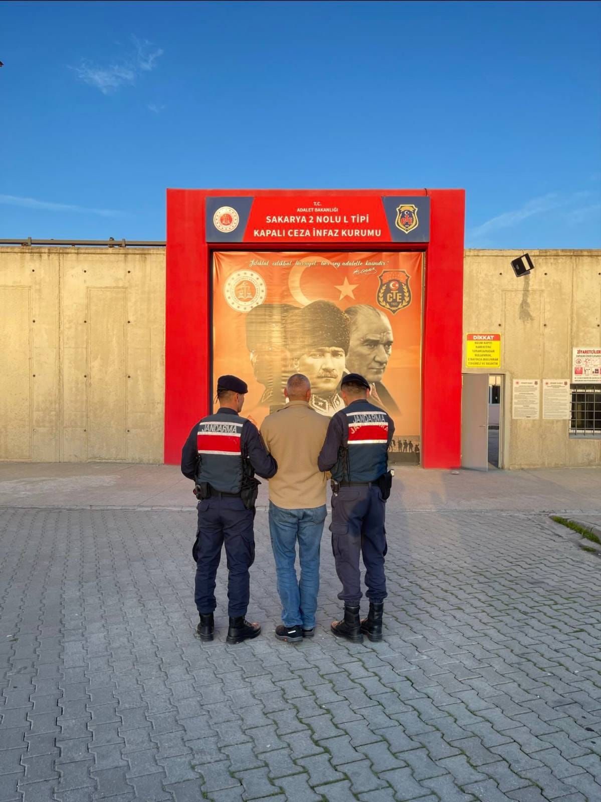 Aranan 2 kişi yakalandı