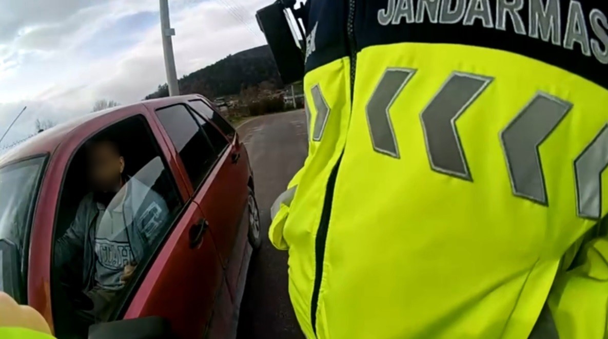 Aranan şahıs denetimde yakalandı, kaçtı; Geri dönüp olay çıkardı!