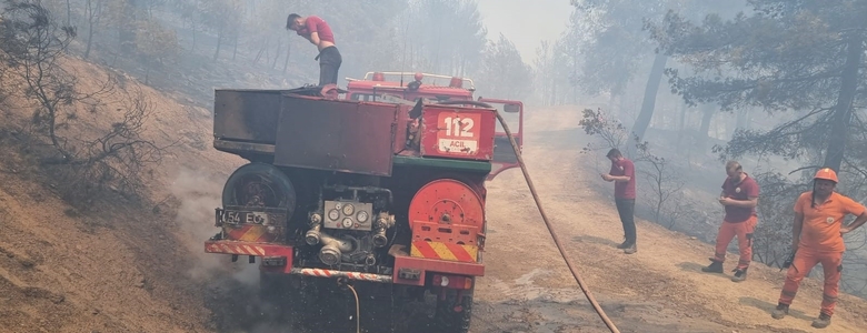 Arazöz alevlerin ortasında kaldı