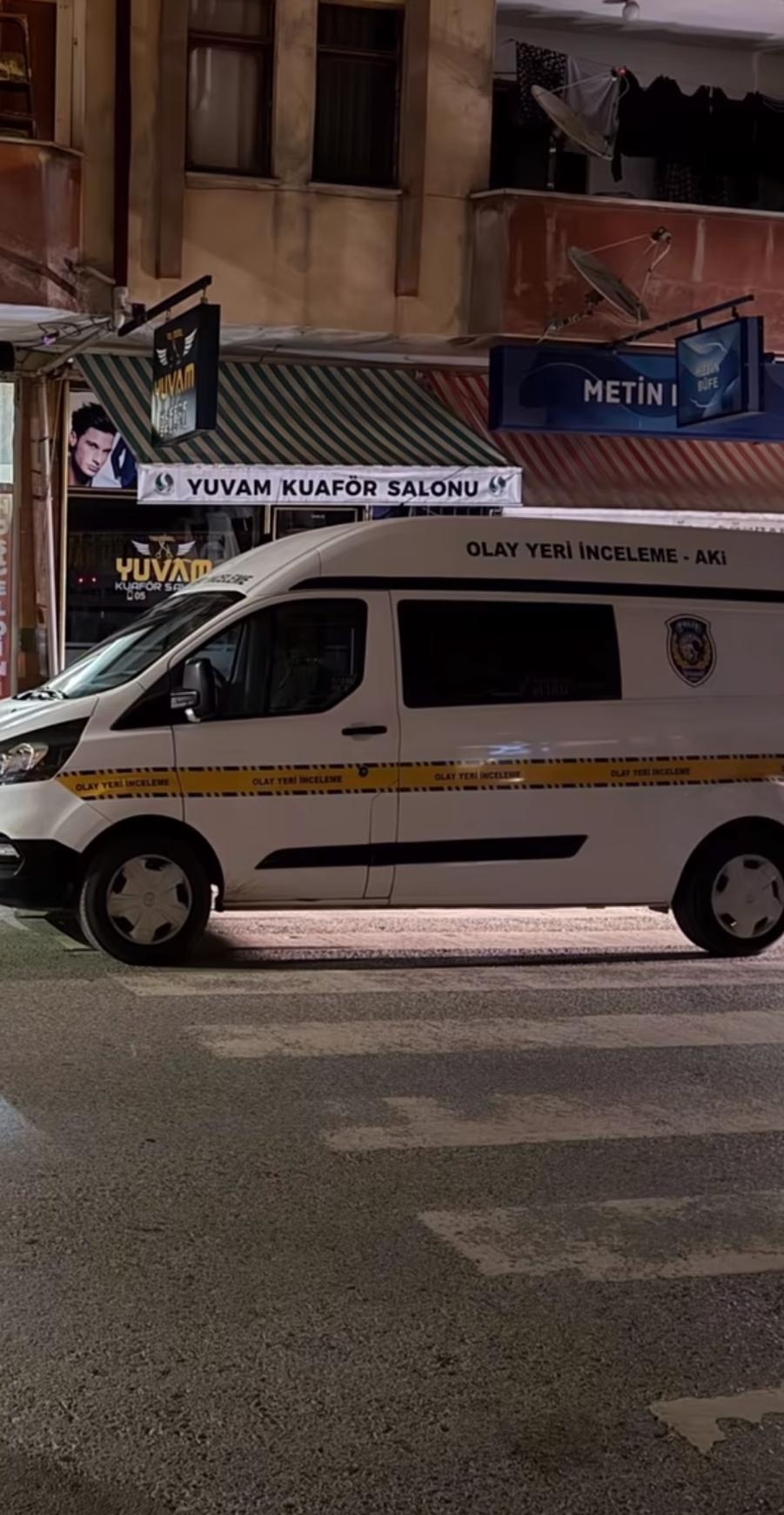 Arkadaşlarıyla otururken gelen acı son