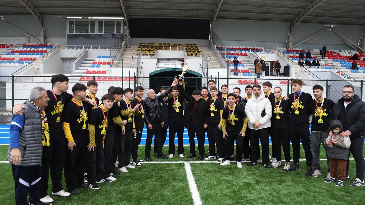 As Akyazıspor U-18 kupasına kavuştu