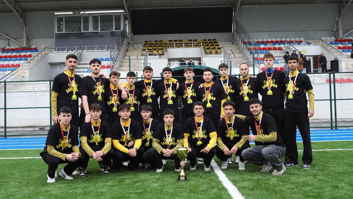 As Akyazıspor U-18 kupasına kavuştu