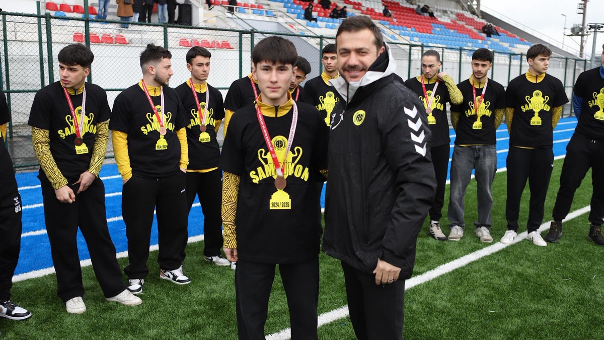 As Akyazıspor U-18 kupasına kavuştu