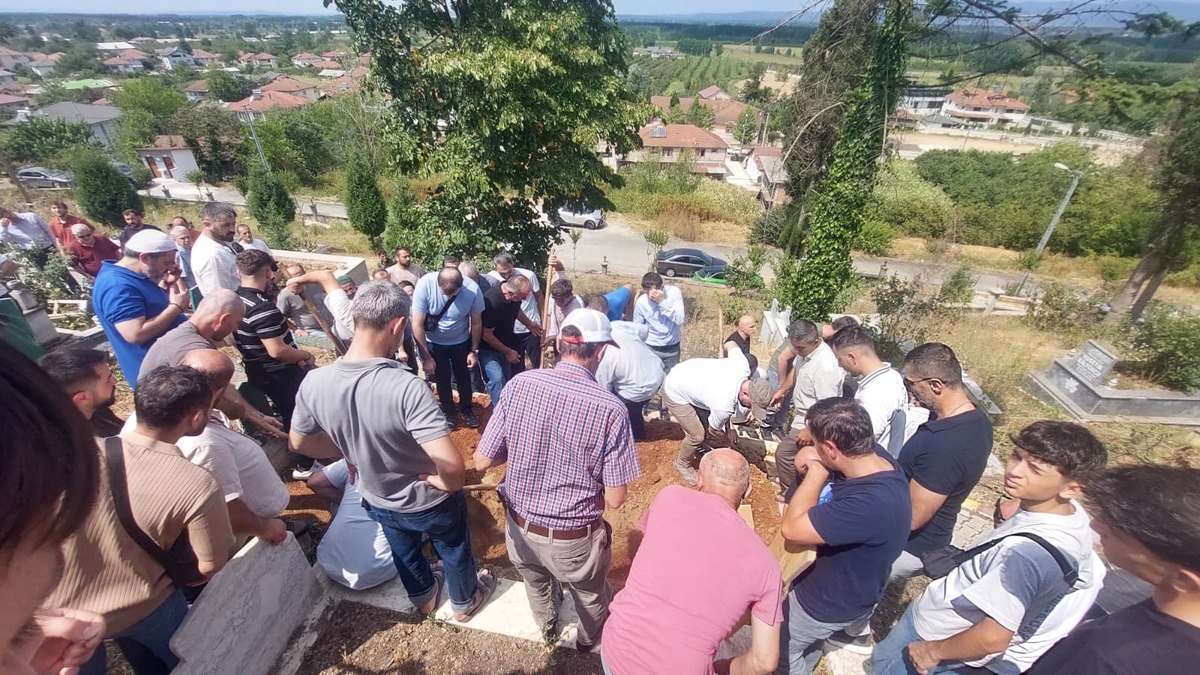Asansör kazasında hayatını kaybeden Gençağa Koç toprağa verildi