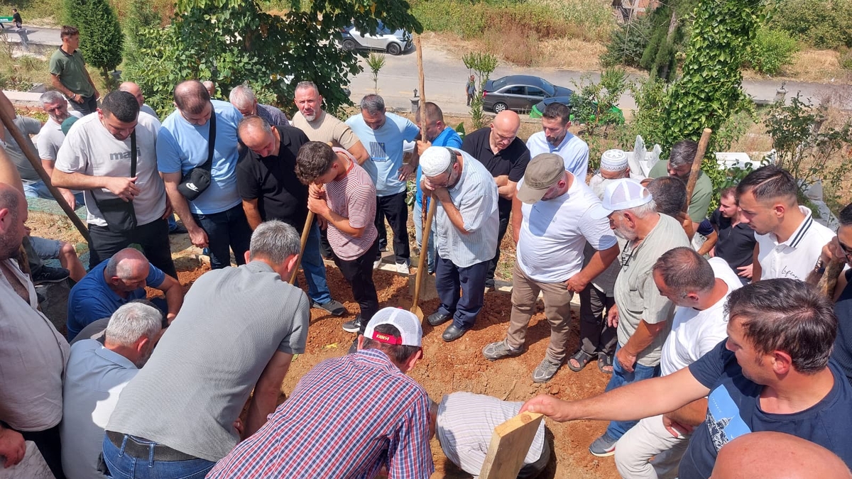 Asansör kazasında hayatını kaybeden Gençağa Koç toprağa verildi