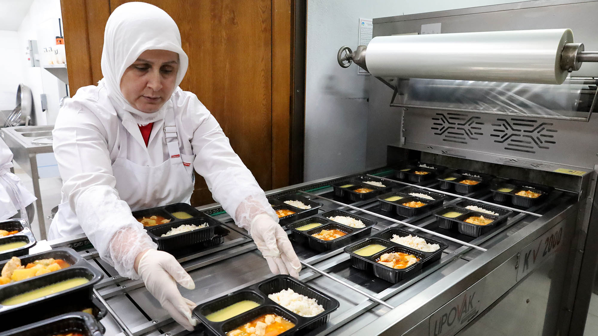 Aşevinde pişen çeşit çeşit yemek yüzlerce hanenin iftar sofralarına ulaşacak