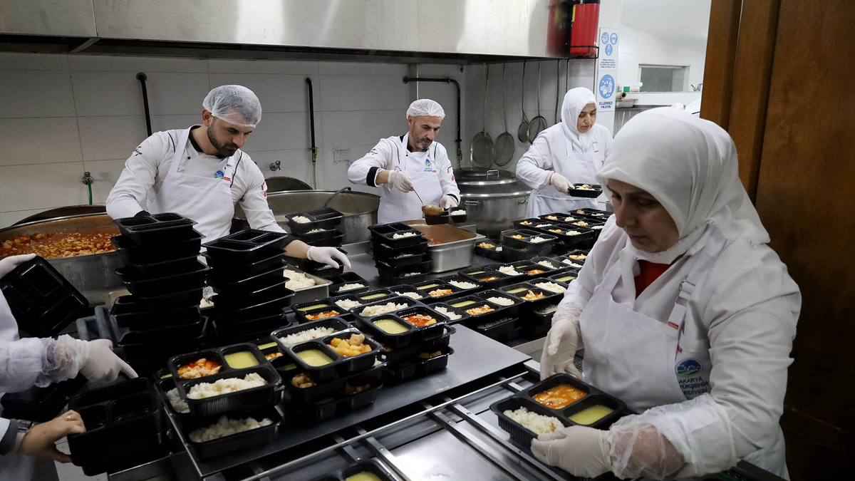 Aşevinde pişen çeşit çeşit yemek yüzlerce hanenin iftar sofralarına ulaşacak