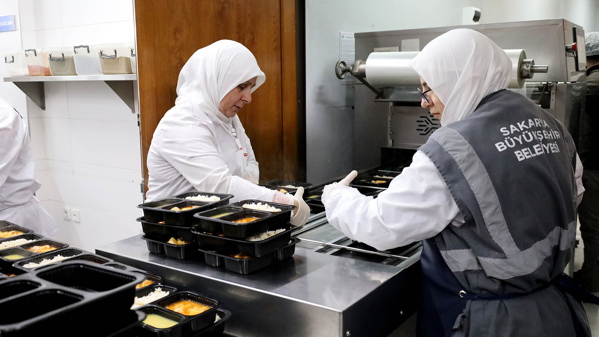 Aşevinde pişen çeşit çeşit yemek yüzlerce hanenin iftar sofralarına ulaşacak