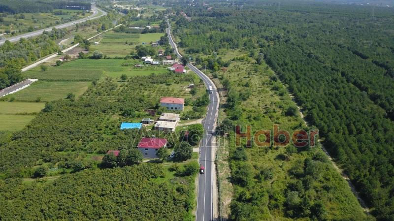 ASFALT SERİLEN YOLLARA ŞERİT ÇİZGİLERİ ÇEKİLİYOR