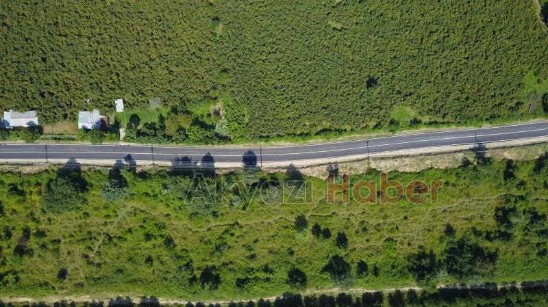 ASFALT SERİLEN YOLLARA ŞERİT ÇİZGİLERİ ÇEKİLİYOR