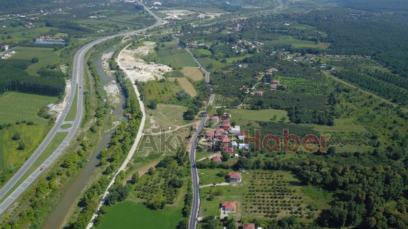 ASFALT SERİLEN YOLLARA ŞERİT ÇİZGİLERİ ÇEKİLİYOR