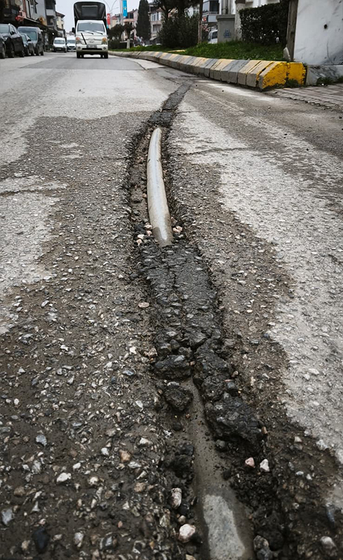 Asfalt yama bozuldu; Motosikletliler risk altında