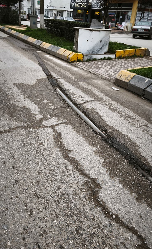 Asfalt yama bozuldu; Motosikletliler risk altında