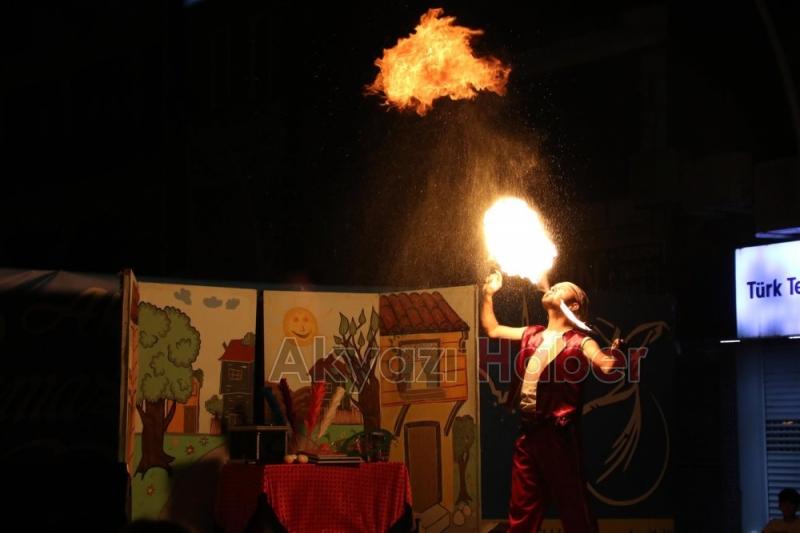 ATEŞ VE SİHİRBAZ GÖSTERİLERİ İLE ÇOCUKLAR DOYASIYA EĞLENDİ